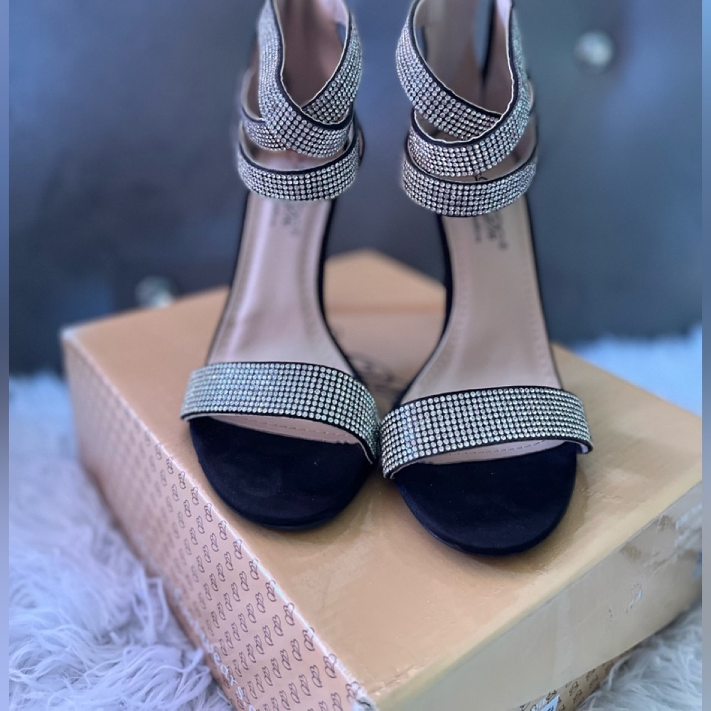 BLACK HIGH HEELS 7 1/2 WITH BLING